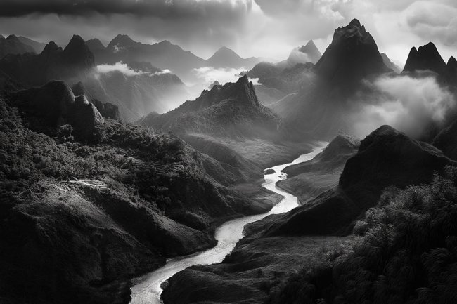 Rio, montañas y nubes